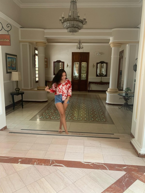 COLOMBIANA GUARRA Y REINA DE LA FIESTA