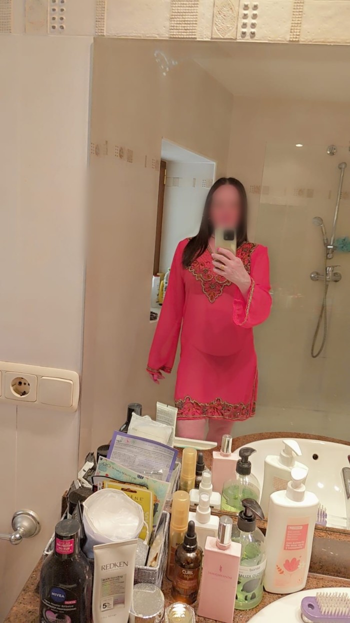 MADRILEÑA CON CURVAS, VEN A JUGAR FRENTE EL ESPEJO