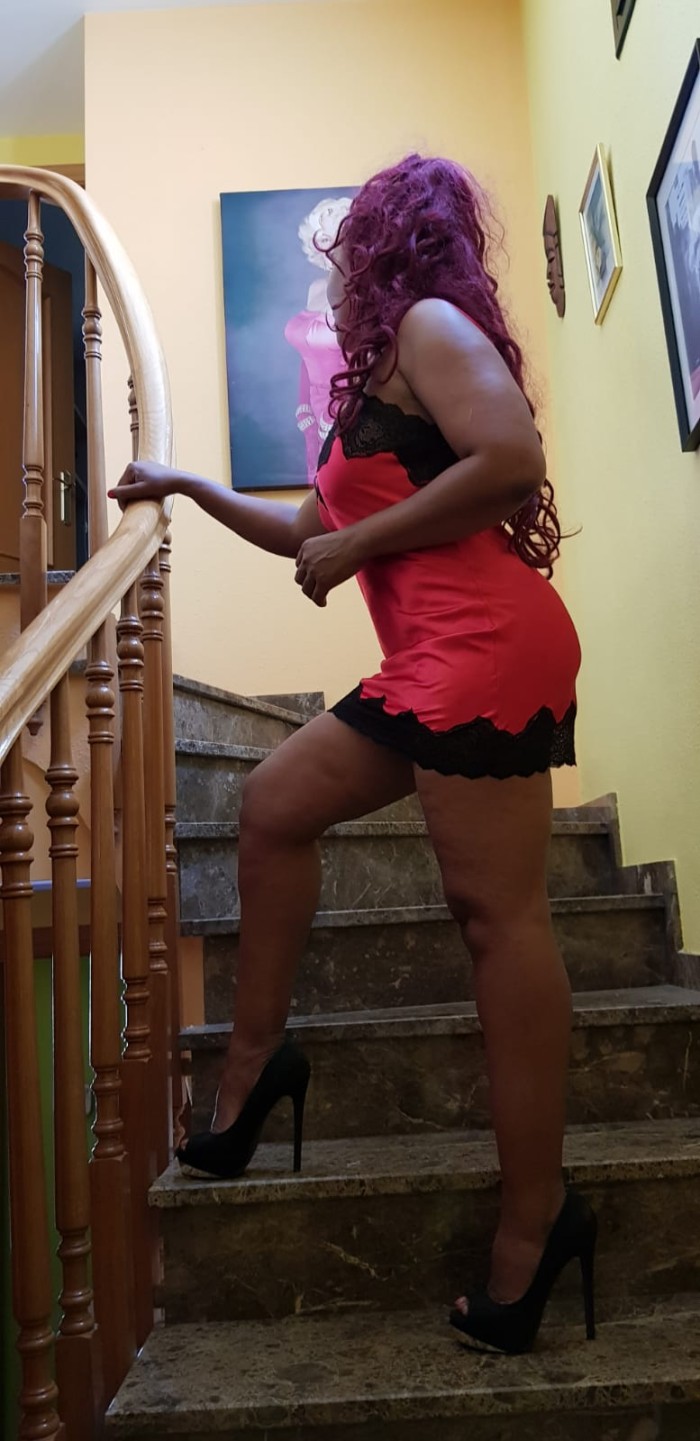 MADURITA CALIENTE Y LISTA PARA LLENARTE DE PLACER.