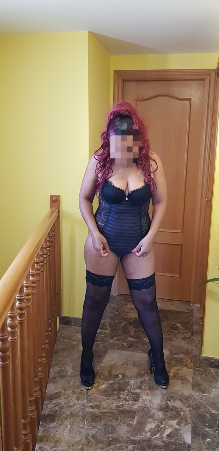 MADURITA CALIENTE Y LISTA PARA LLENARTE DE PLACER.