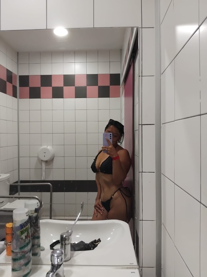 Sexy Modelo Latina divertida y traviesa VIA JULIA