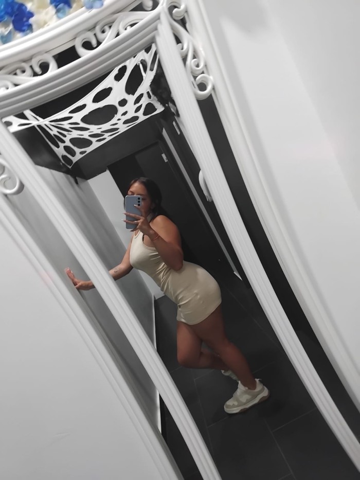 JOVENCITA COMPLACIENTE Y MUY JUGUETONA VIA JULIA