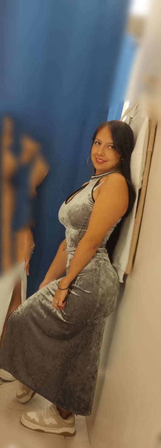 JOVENCITA COMPLACIENTE Y MUY JUGUETONA VIA JULIA