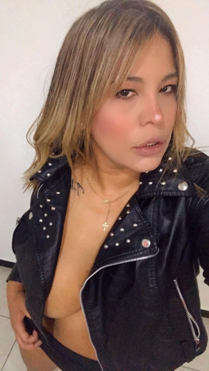 JUGUETONA COME POLLAS CON ANTOJO DE LECHE