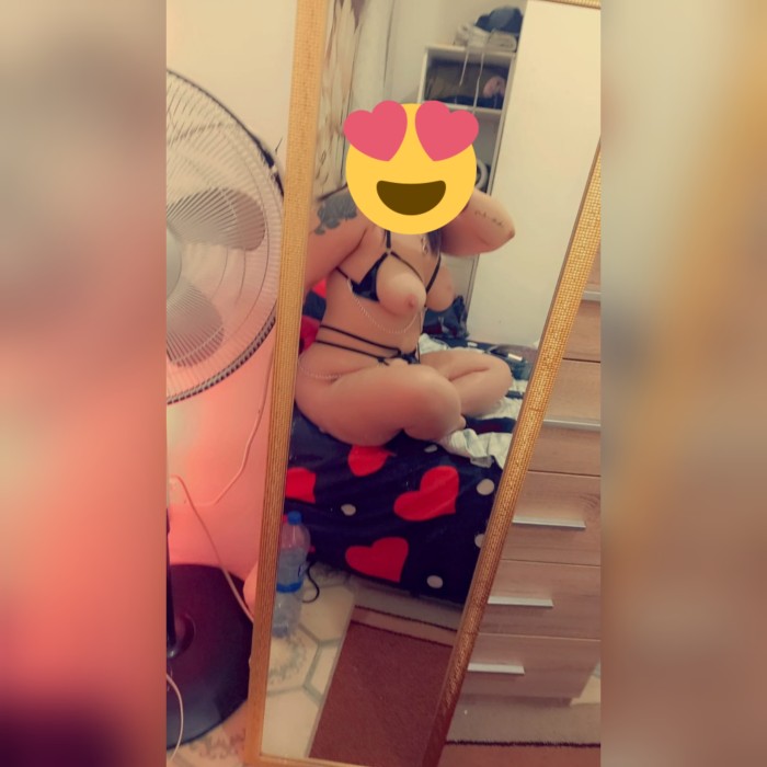 Abril, ninfómana, muy puta.