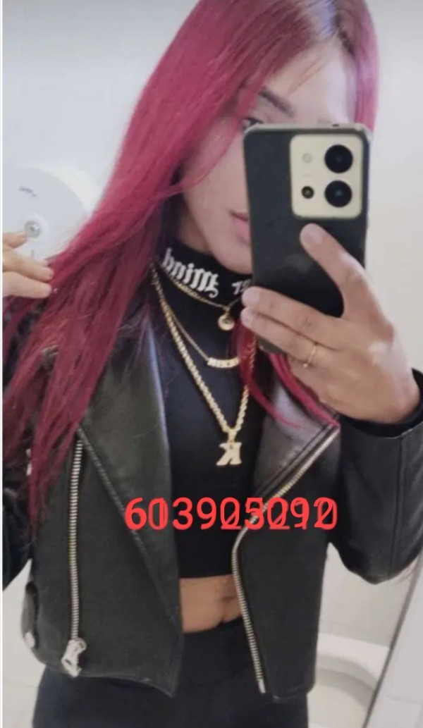 Delgadita joven cariñosa