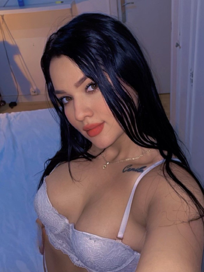 HERMOSA Y CACHONDA ESPERO TU POLLA