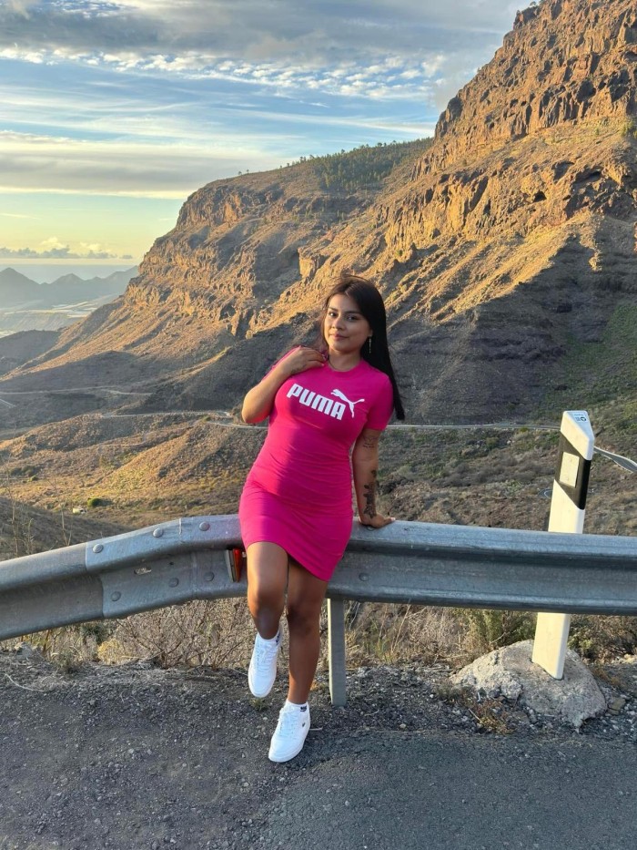 Morenita de lujo para disfrutar en (vía Julia)