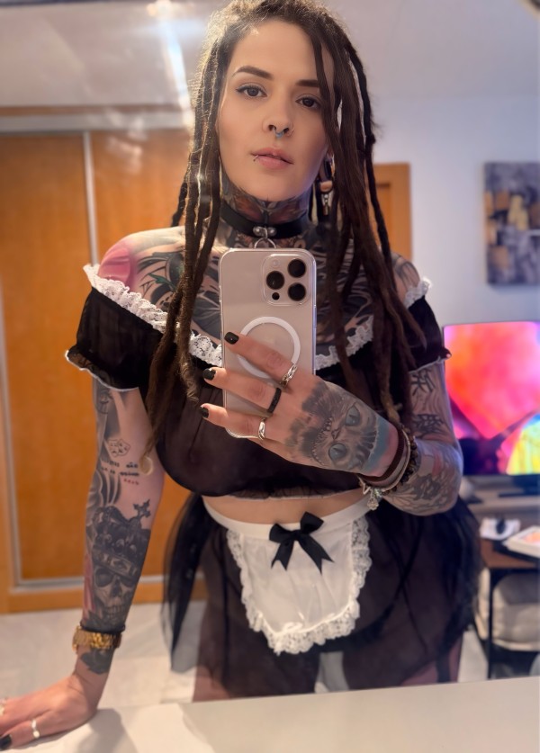 Julia brasileña tatuada disponible pocos días