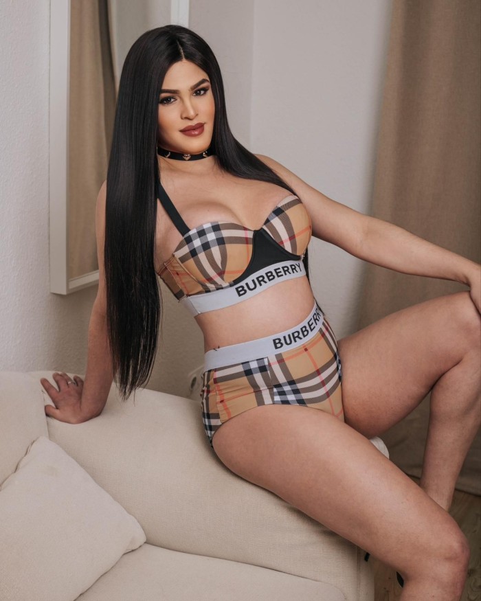 Bienvenido guapo! Hermosa jovencita trans de alto
