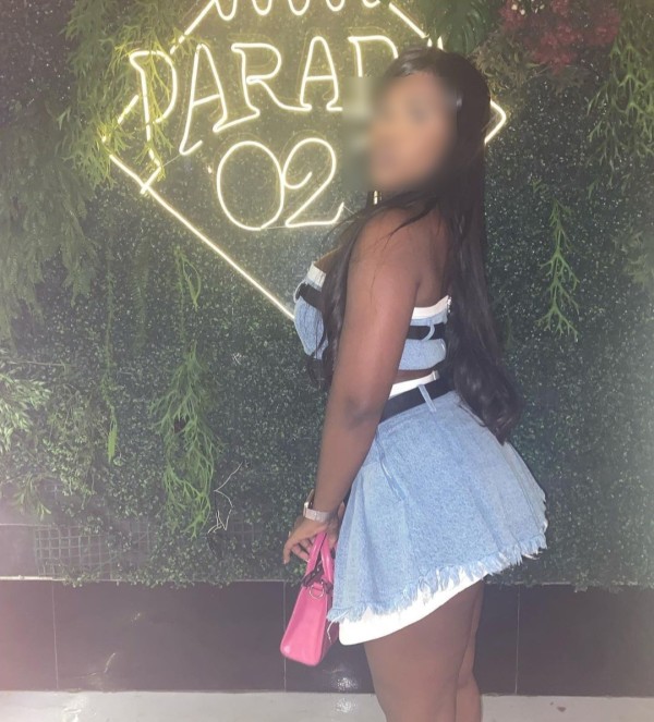 DIOSA DE EBANO CACHONDITA Y JUGOSA