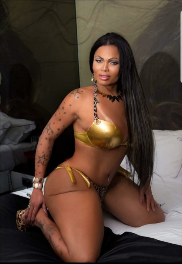 Victoria trans muy activa brasileña