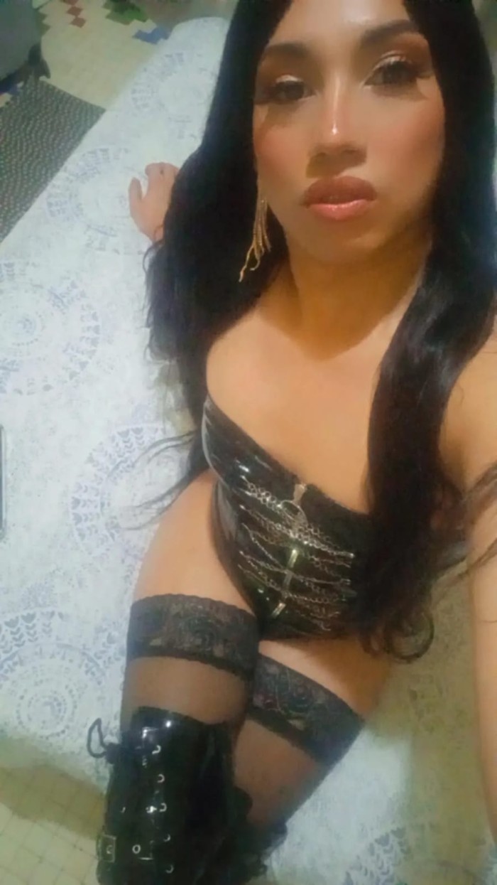 DOMINANTE Y ARDIENTE TRANS ADICTA A CHUPARTE LOS H