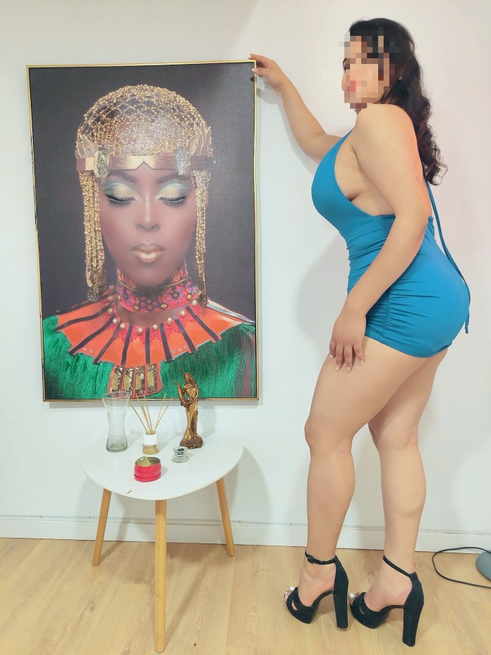 EN ALZIRA, UNA MUJER SEXY Y DIVERTIDA/SALIDAS