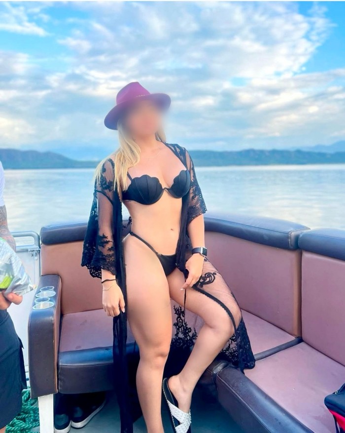 LATINA LLENA DE ENCANTO