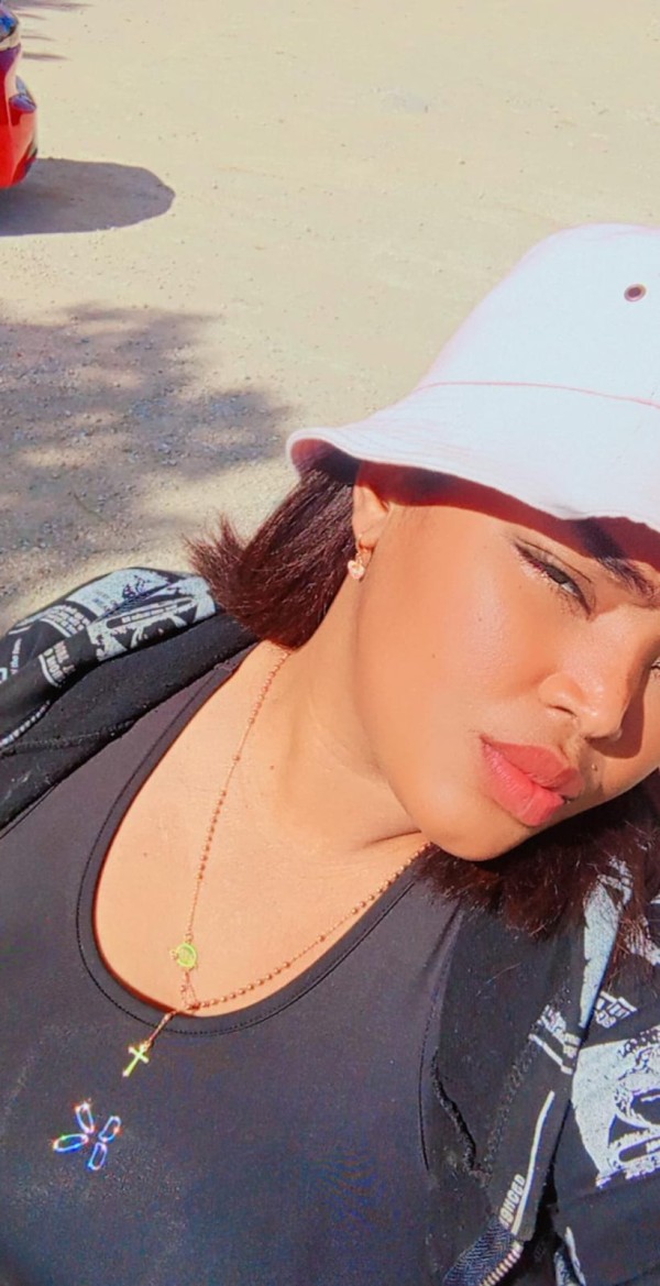 Jovencita cachonda recién llega a tu ciudad para darte placer