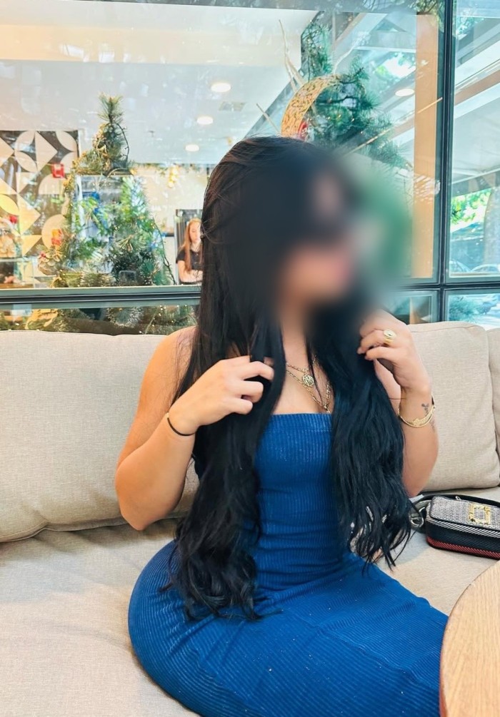 Chica muy implicada dispuesta a satisfacer tus des