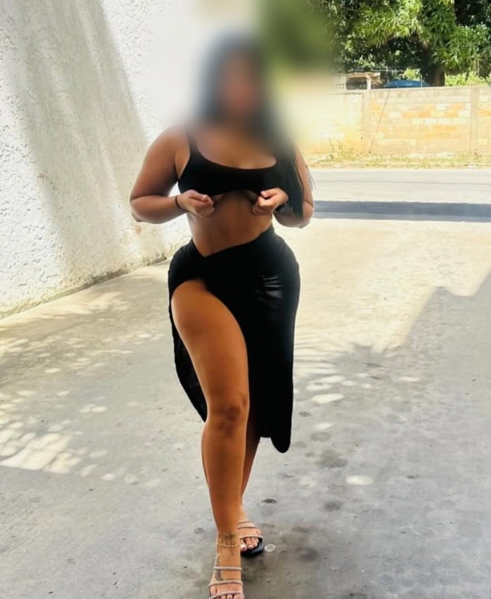 Chica muy implicada dispuesta a satisfacer tus des