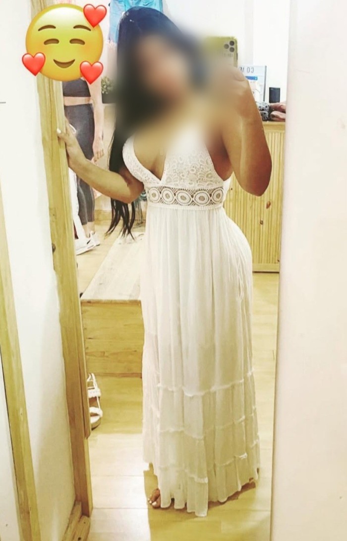 Chica muy implicada dispuesta a satisfacer tus des