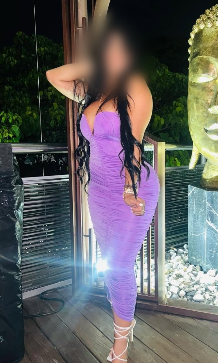 Chica muy implicada dispuesta a satisfacer tus des