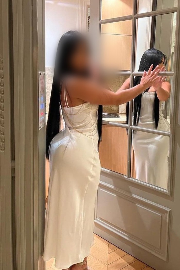 Chica muy implicada dispuesta a satisfacer tus des