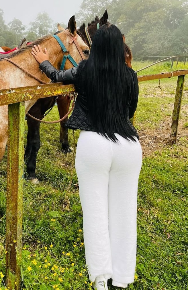 Chica muy implicada dispuesta a satisfacer tus des