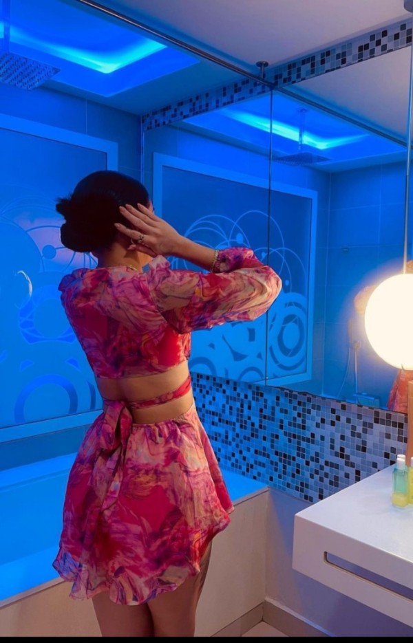 Joven venezolana juguetona