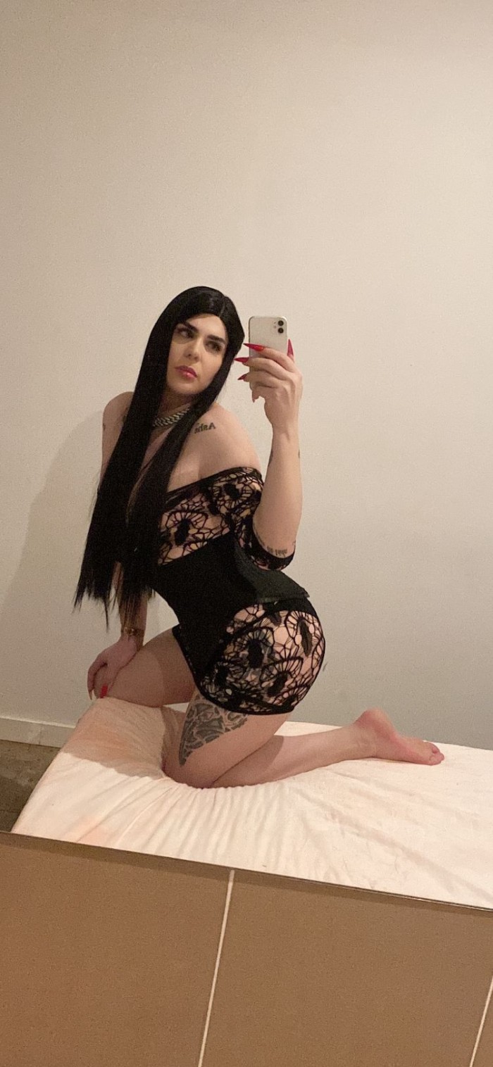 AMA SADO CON TRANS DOTADA, BOTAS Y JUGUETES