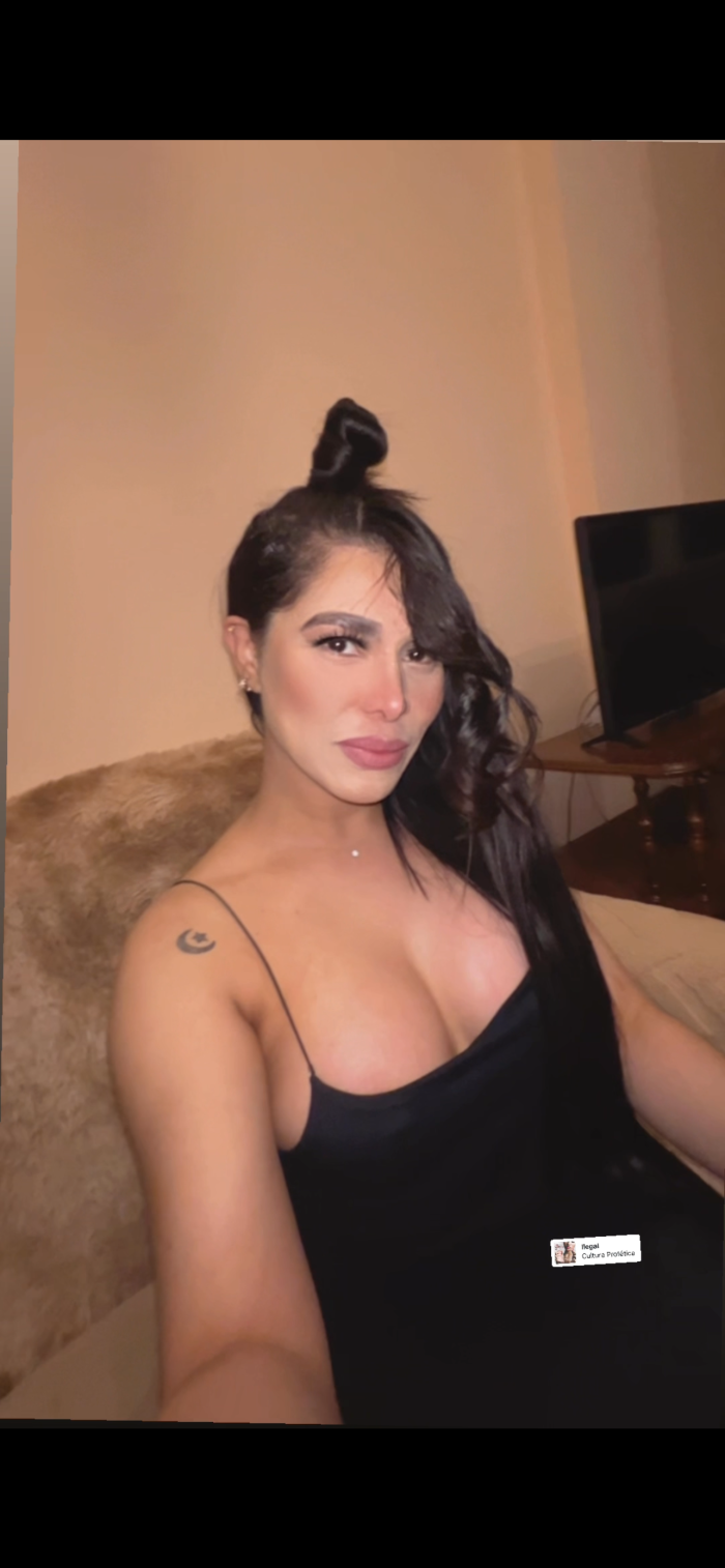 Hermosa complaciente …