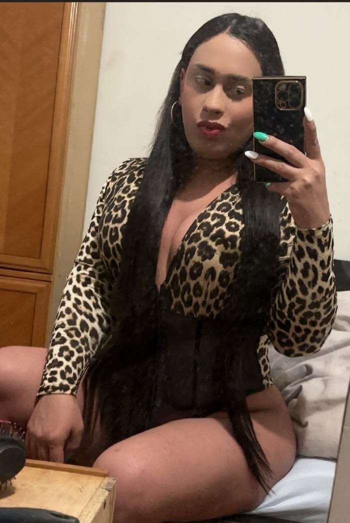 Hola soy koral chica trans mulata pollona tetona