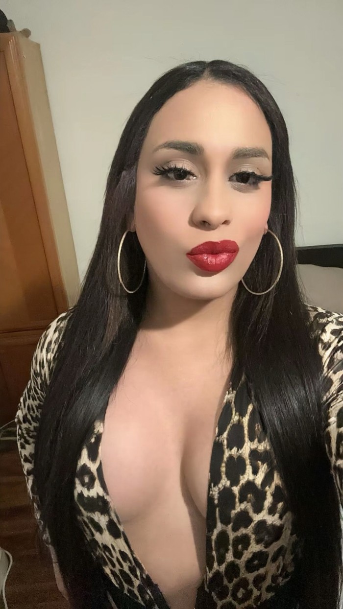 Hola soy koral chica trans mulata pollona tetona