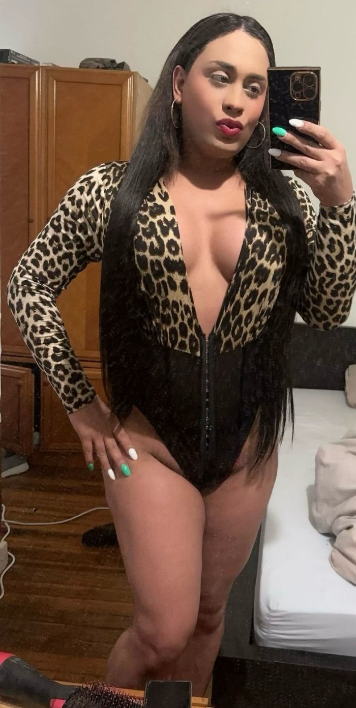 Hola soy koral chica trans mulata pollona tetona