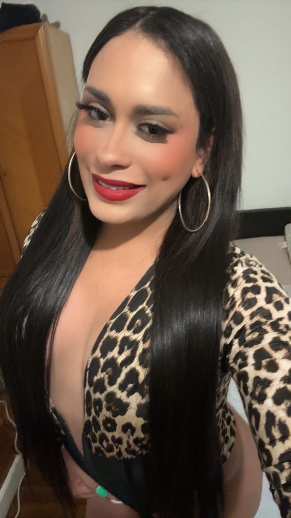 Hola soy koral chica trans mulata pollona tetona