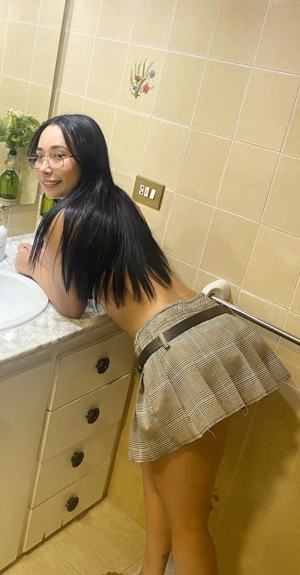 Cachonda morena con nalgas preciosas y muy duras