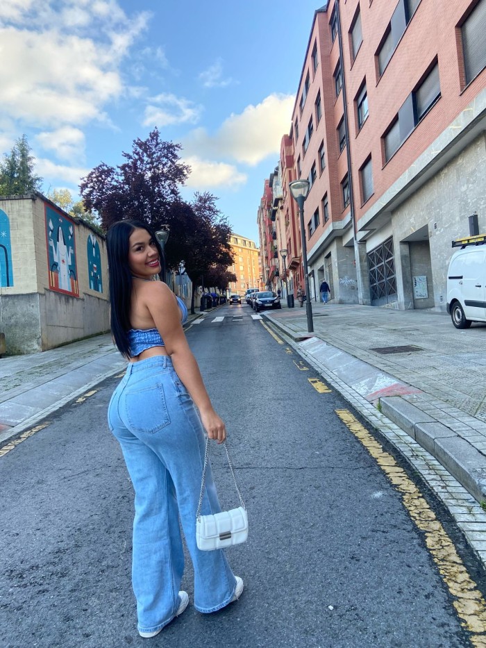 LATINA GUARRA JUGUETONA Y FOLLONA