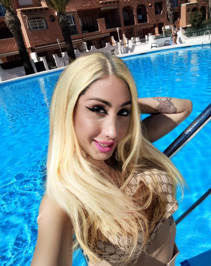 11M-CHICA TRANS QUIERE CHORROS DE LECHE