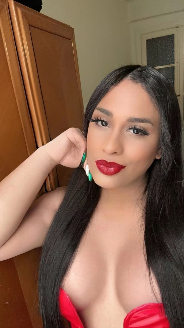 Hola soy koral chica trans mulata pollona tetona