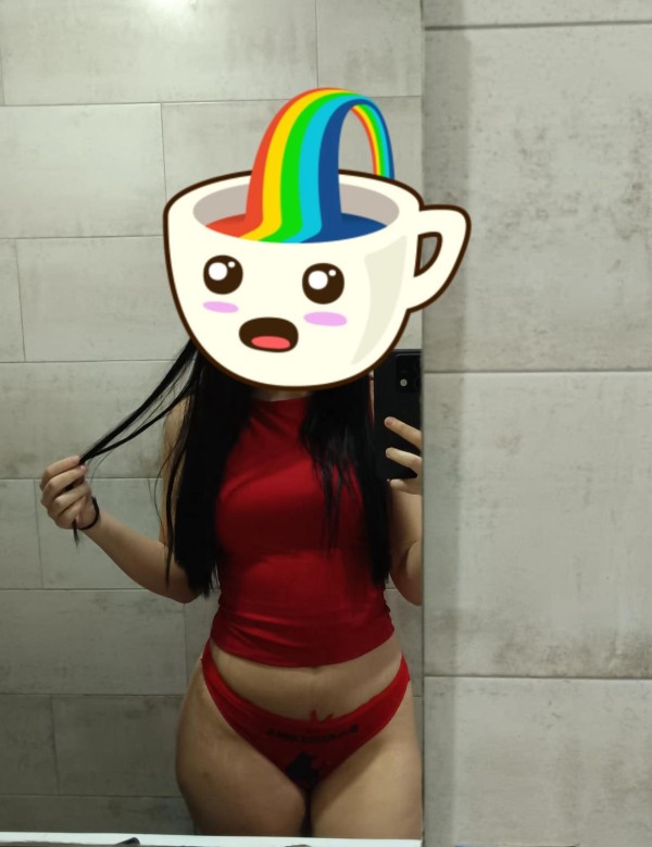 Carla, la española más dulce y traviesa te espera