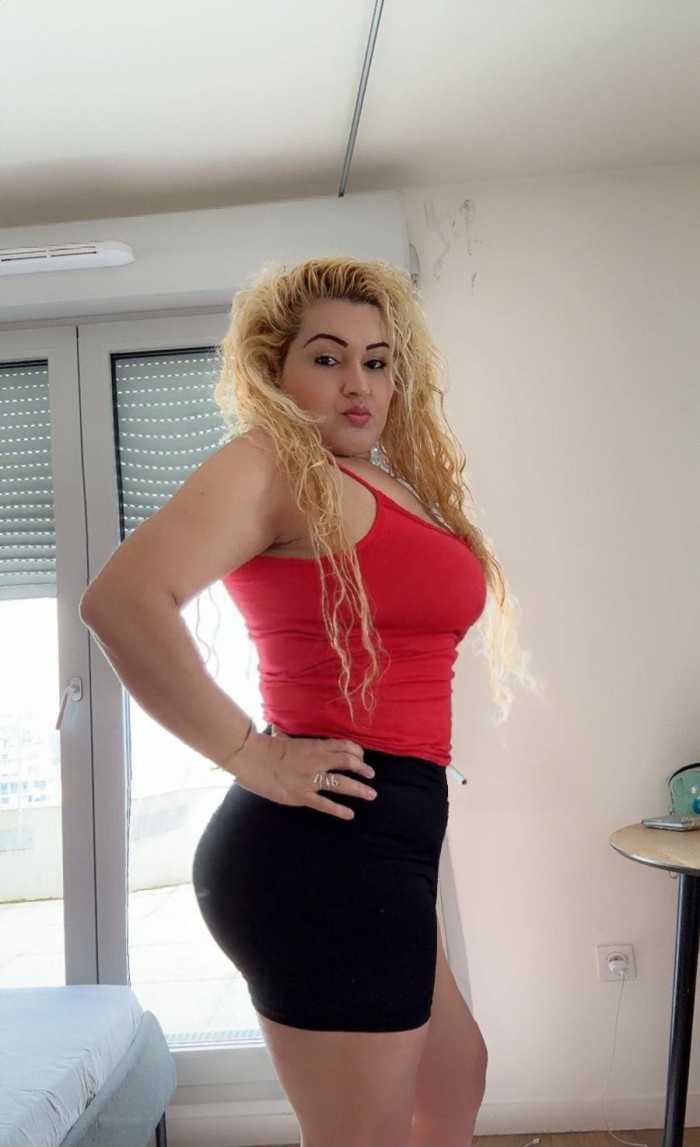 Rubia de infarto con una boquita impresionante