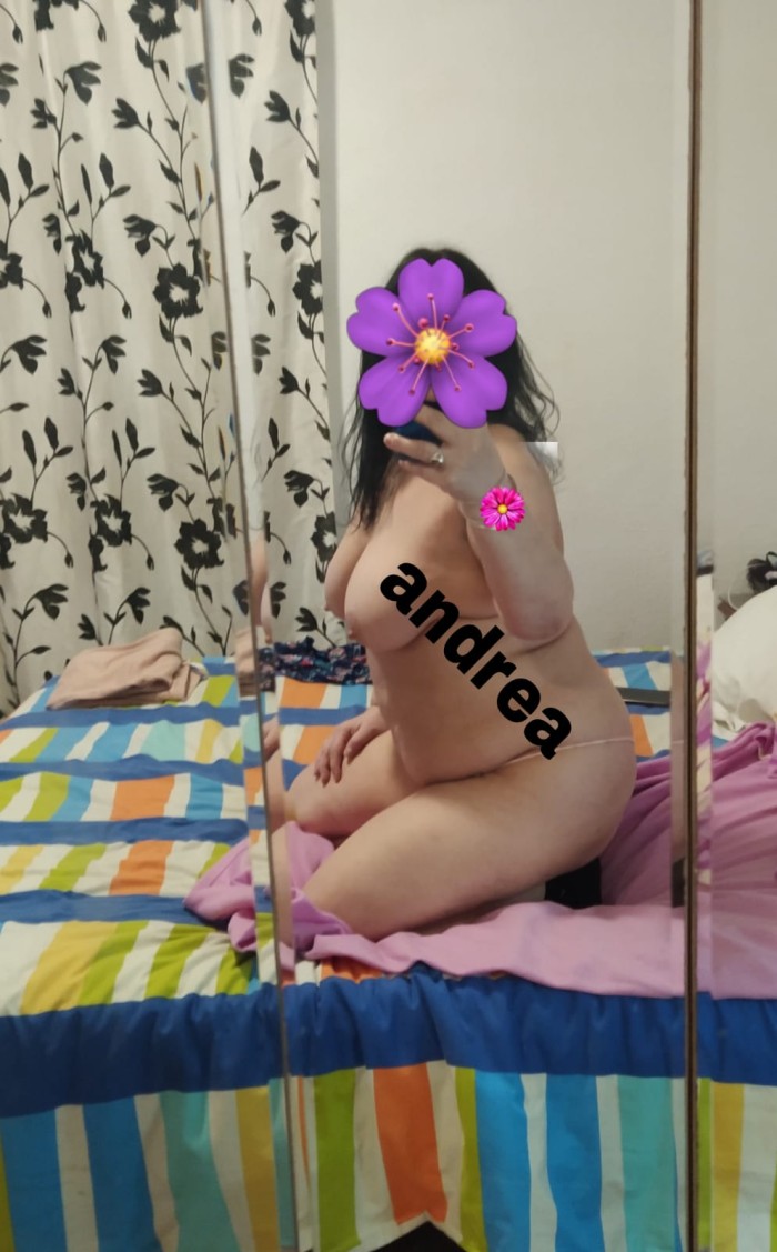 Ven y goza de esta madurita morenaza con curvitas