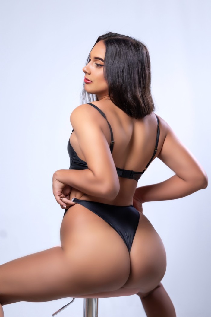 DESCUBRE LA RICA SORPRESA BAJO MIS BRAGUITAS