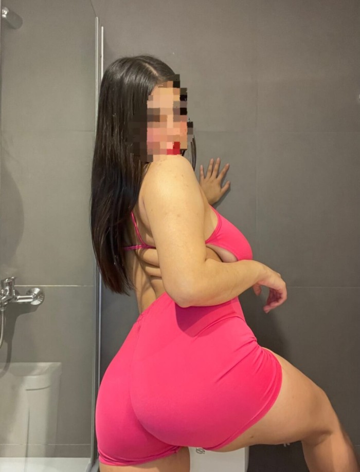 Chica recién llegada risueña y angelical