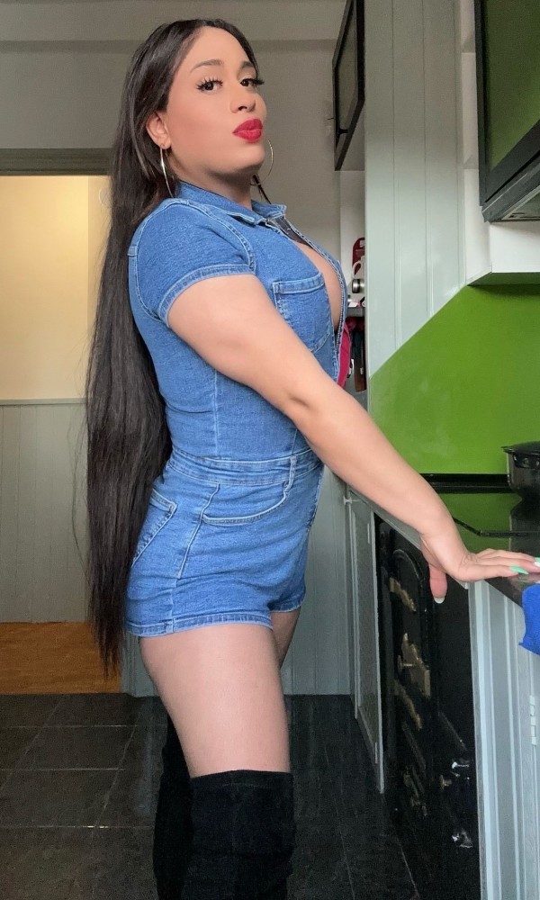 Chica trans mulata 24 años real