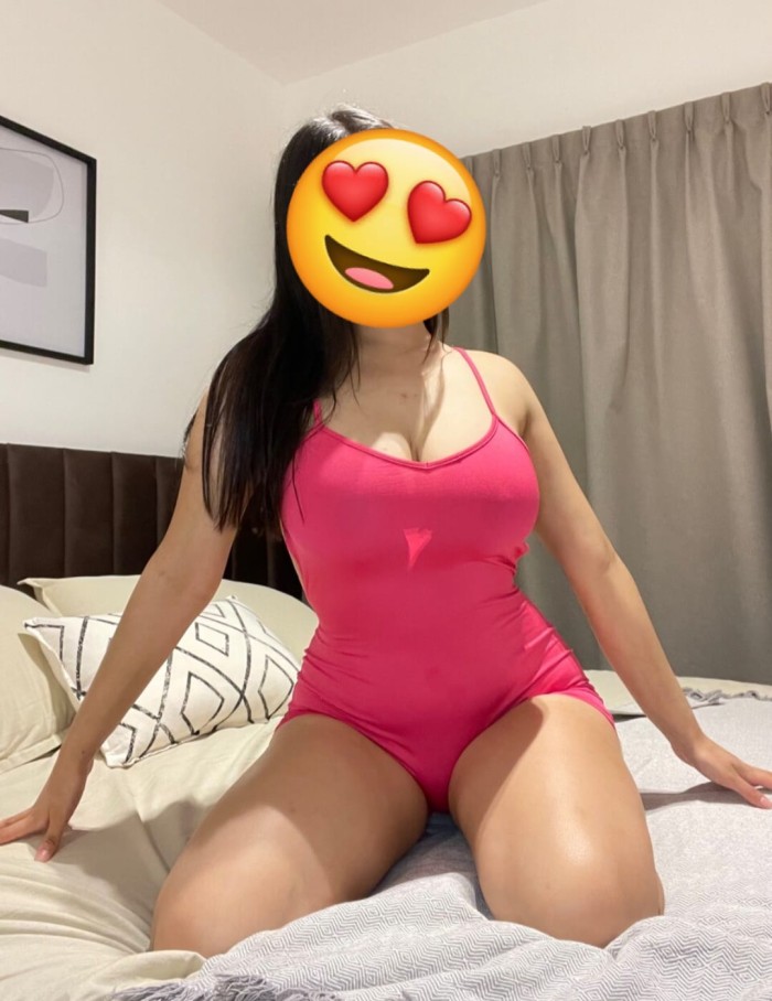 Chica guapa risueña y ardiente