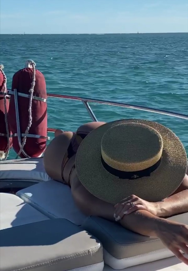 Tu dolce bombom.. Se busca una compañera pra tus fiesta aquí estoy