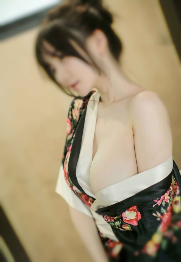 JUVENTUD Y CON CLASE MUY DELICADA FIGURA