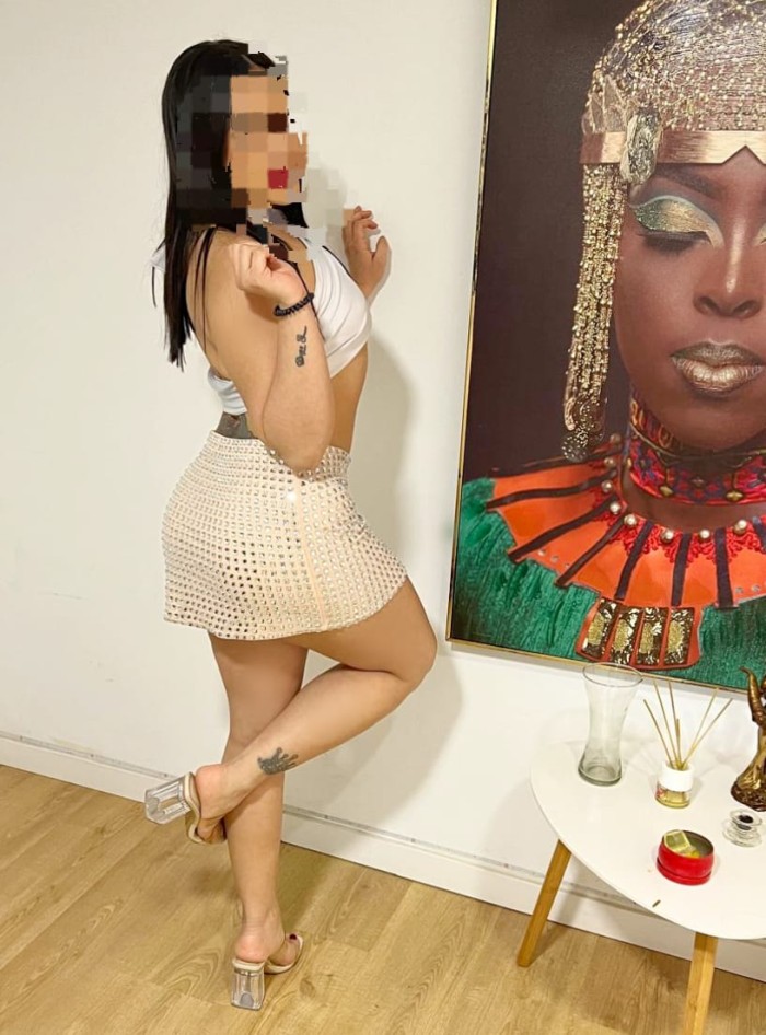 JOVENCITA CON CASA SOLITA MUY CACHONDA