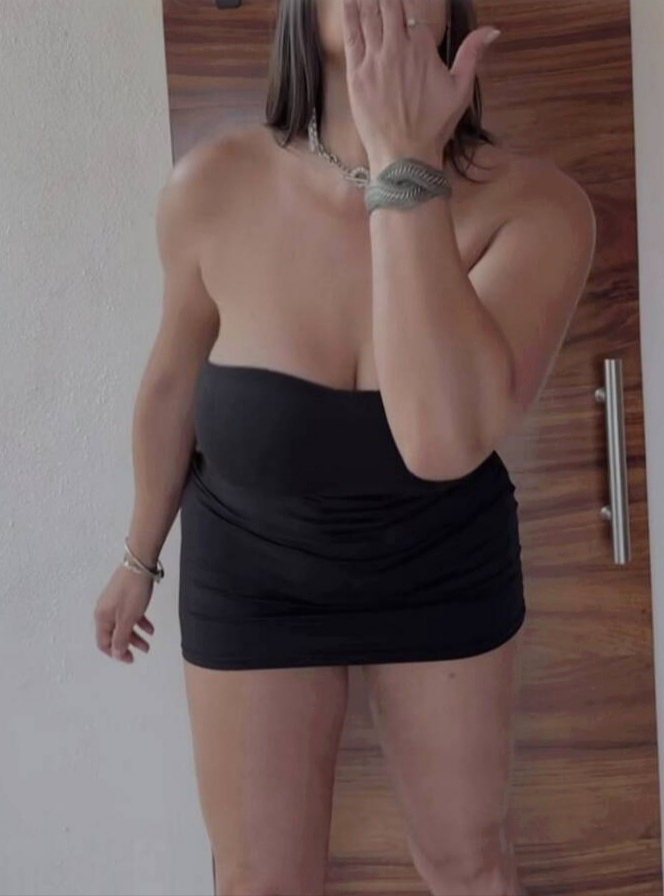 ELEGANTE MADURA DOMINA  PODEROSA FANTASÍAS MORBO D