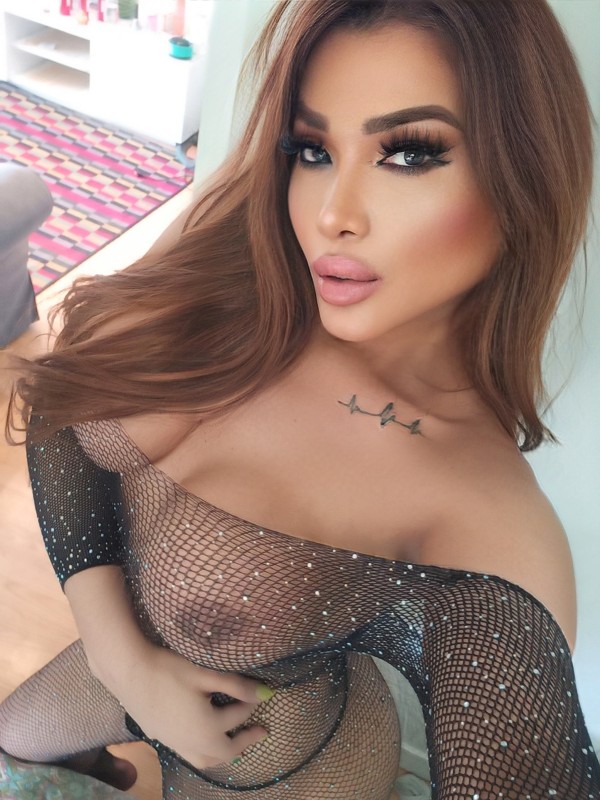 Diosa de fiesta blanca diosa del beso negro