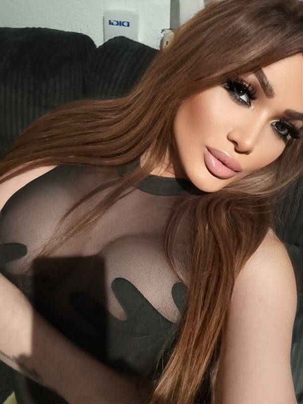 Diosa de fiesta blanca diosa del beso negro